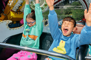 Sudadera verde con texto Joy is a day at the beach para niños de Bobo Choses