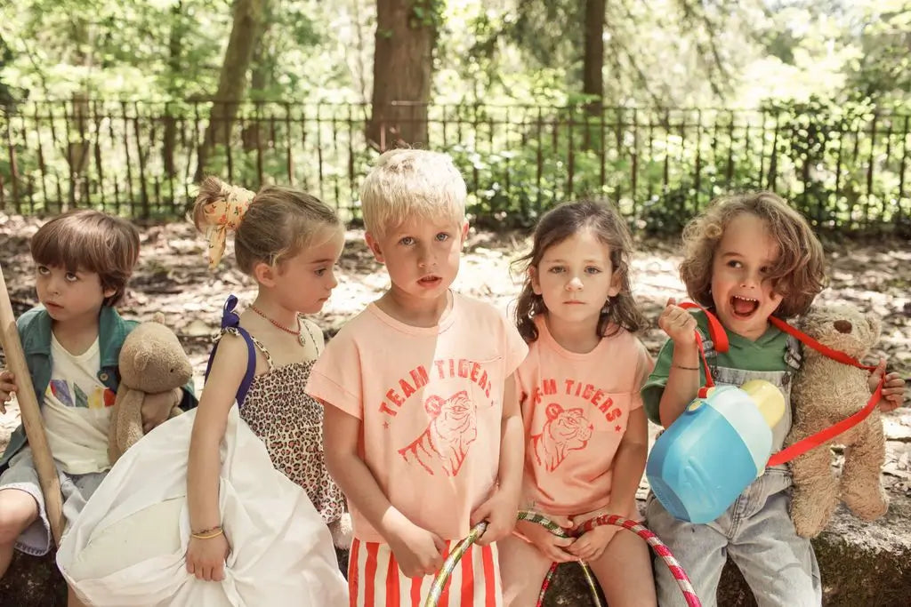 Niños vestidos con prendas de la colección primavera/verano  SS25 de Piupiuchick