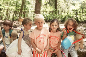 Niños vestidos con prendas de la colección primavera/verano  SS25 de Piupiuchick