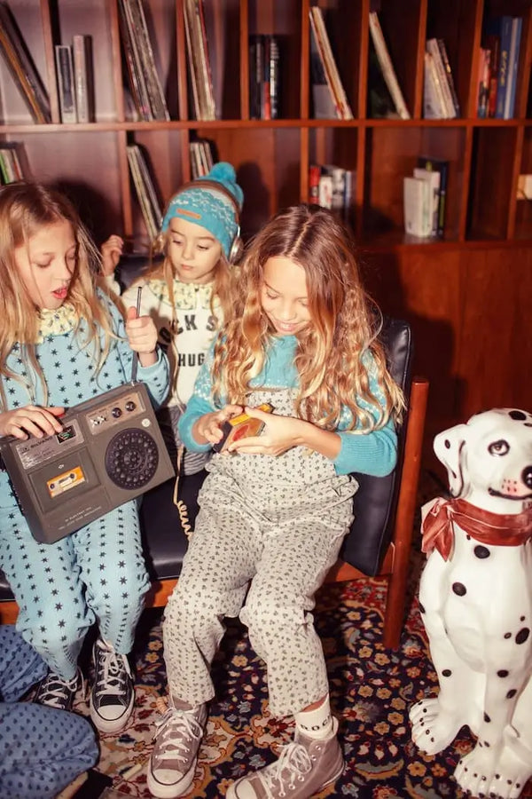 NIñas vestidas de varias prendas de la coleccion otoño invierno de Piupiuchick moda infantil divertida de Portugal