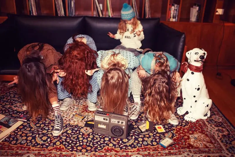 Niñas escuchando música con la ropa de colección I'm with the band Piupiuchick.