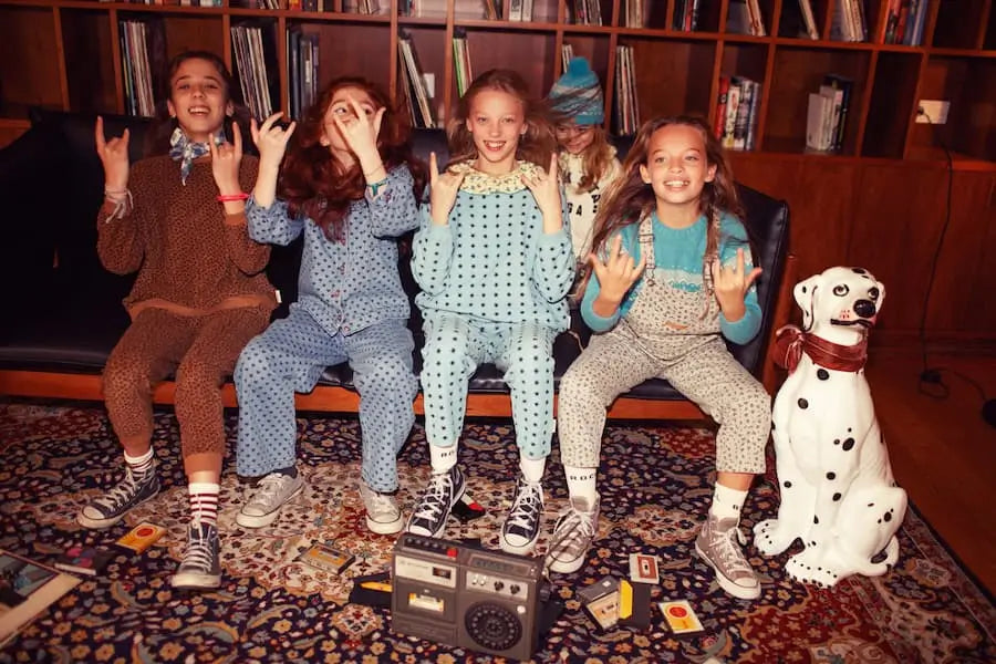 Niñas con prendas de la colección  de otoño AW25 de Piupiuchick.