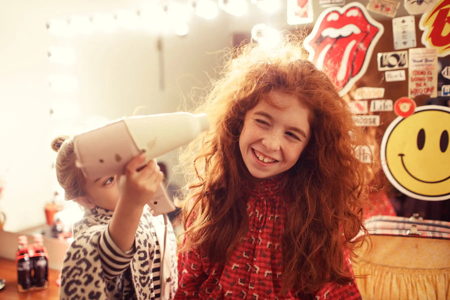 Niña con blusa rosa de flores de Piuupiuchick para otoño invierno 2025.