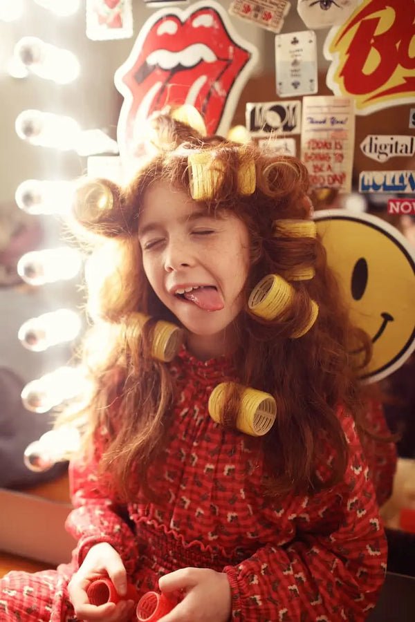 Niña con blusa de cuadros y flores de la colección de otoño de Piupiuchick 