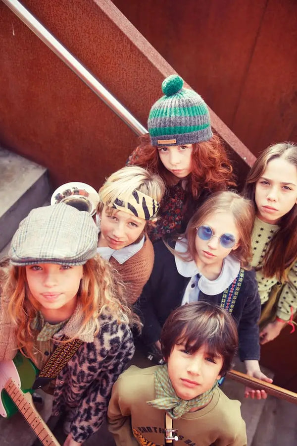 Niños vistiendo prendas de la colección aw25 I´m with the band de Piupiuchick.