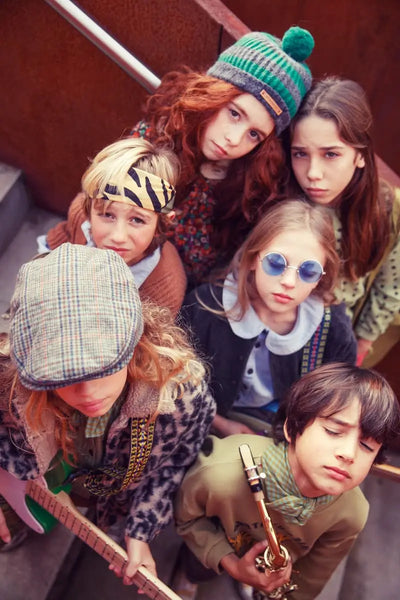 Grupo de niños con ropa de la colección de otoño de Piupiuchick.