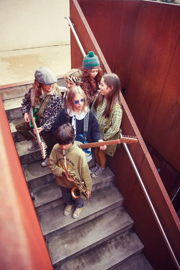 Grupo de niños y niñas, niña vistiendo sudadera Piupiuchick verde de felpa con estampado de estrellas negras, puños acanalados y algodón orgánico 
