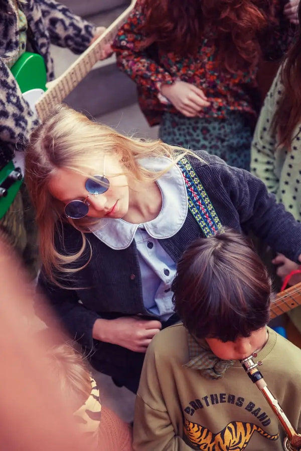 NIña con blusa vaquera y chaqueta acolchada de Piupiuchick.