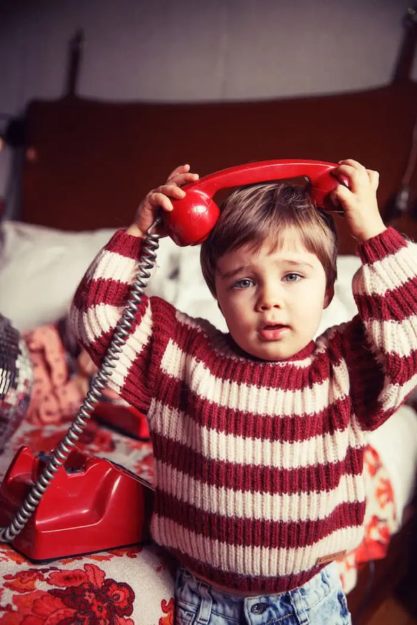 Niño pequeño con jersey de rayas crudo y buerdeos de Piupiuchick.