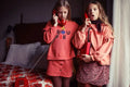 Dos niñas vistiendo prendas de colección  aw25 I´m with the band Piupiuchick.