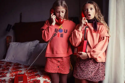 Dos niñas vistiendo prendas de colección  aw25 I´m with the band Piupiuchick.