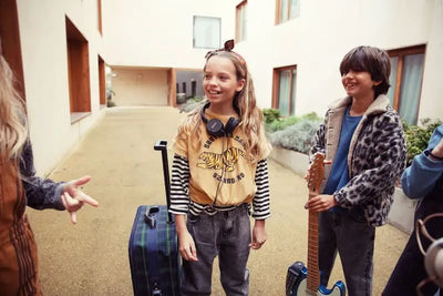 Niños con prendas de la colección de otoño aw25 I'm with the band de Piupiuchick.