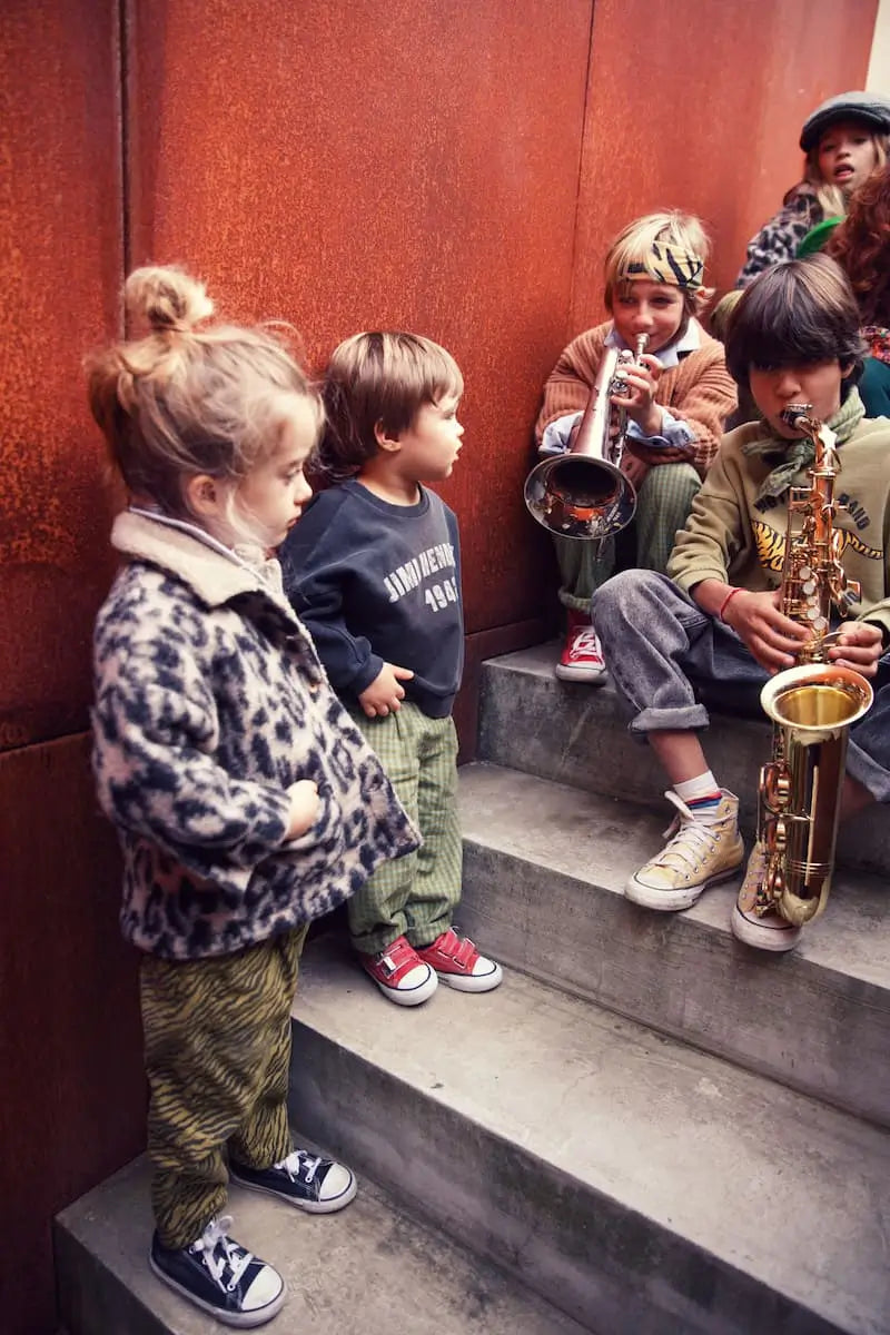 Niños con prendas de la colección I'm with the band de Piupiuchick.