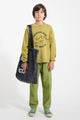 Niño con sudadera verde oliva y pantalones verdes de cuadros de Piupiuchick.