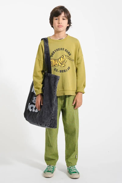 Niño con sudadera verde oliva y pantalones verdes de cuadros de Piupiuchick.