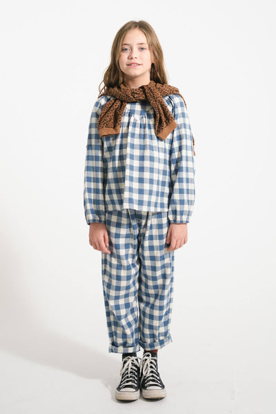 Niña con pantalon de cuadros y camiseta de cuadros de Piupiuchick.