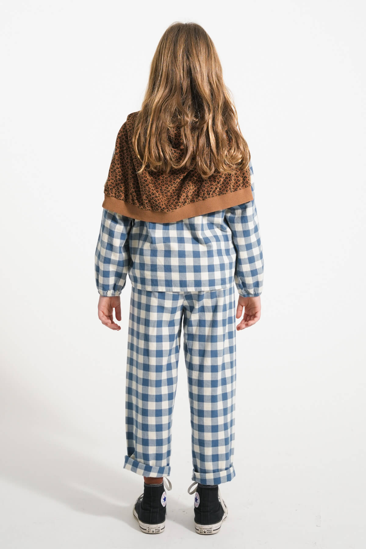 Niña con pantalón de cuadros de Piupiuchick