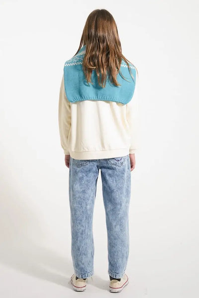 Vista trasera de niña con vaqueros azules mom fit y sudadera en crudo de Piupiuchick.
