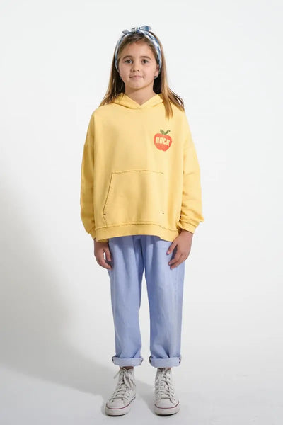 Niña con vaqueros azules y sudadera con capucha de color amarillo claro de Piupiuchick.