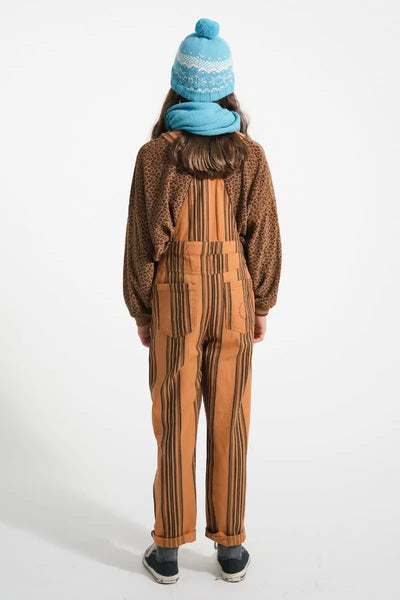 Niña luciendo sudadera Piupiuchick marrón de rizo con estampado de animal print bajo peto en tonos a juego - parte trasera