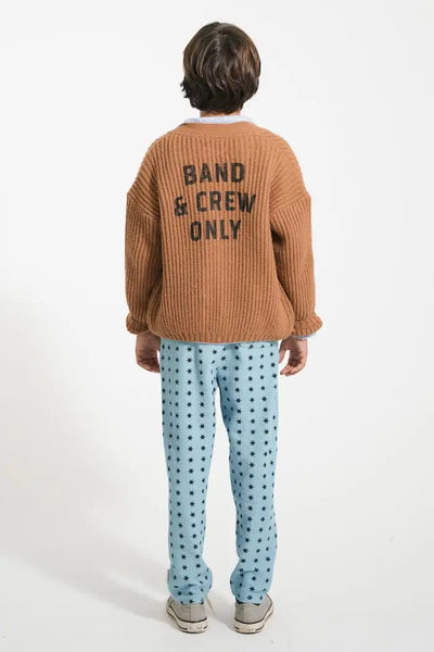 Niño con cárdigan marrón de punto con botones de Piupiuchick y texto estampado “Band & Crew Only” - parte trasera