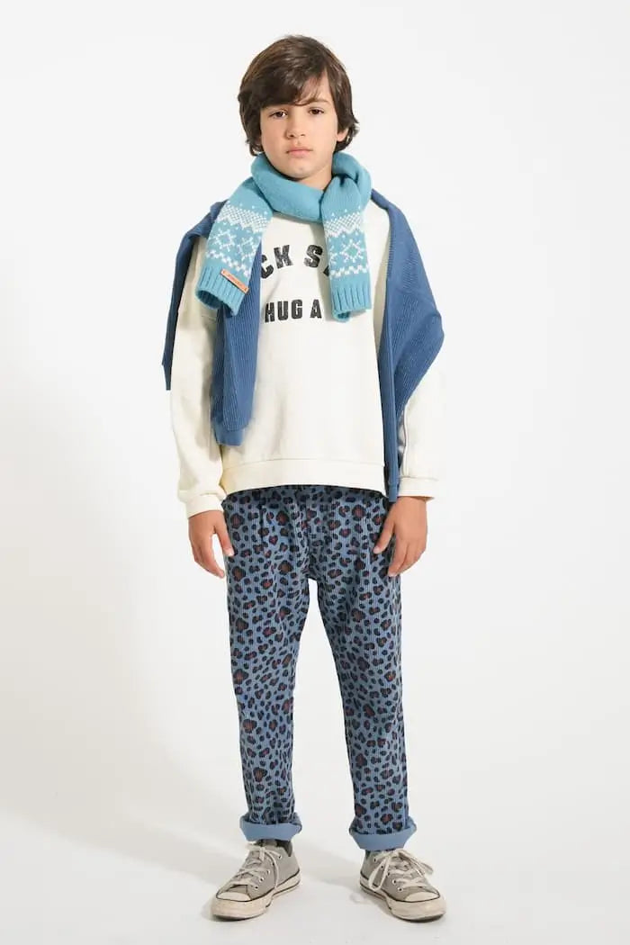 Niño con pantalones de pana con estampado de animal print y sudadera de color crudo " Hug a Rock Star" de Piupiuchick.