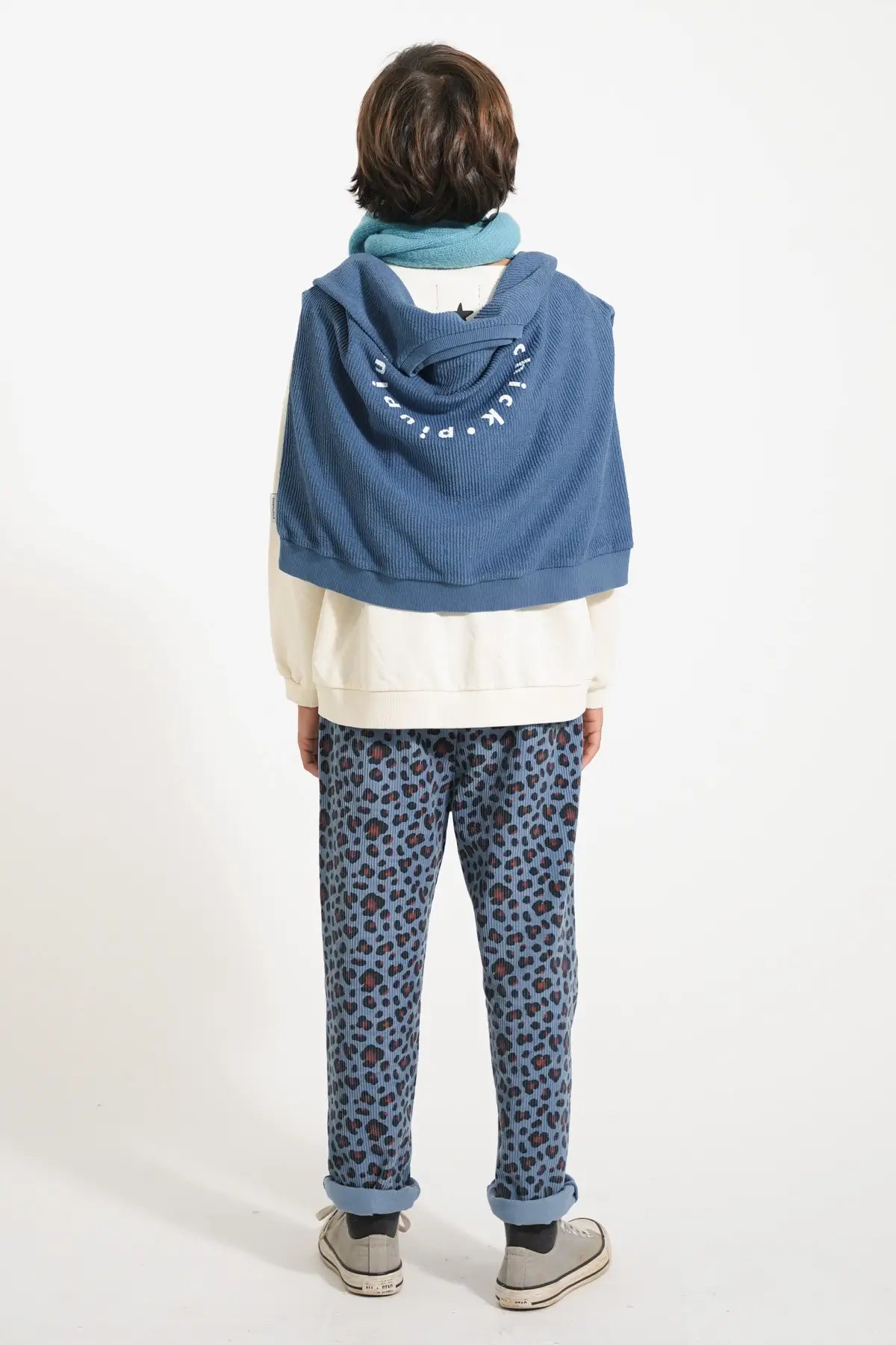 Niño vistiendo pantalones azules de pana con animal print y sudadera blanca de Piypiuchick- vista trasera.