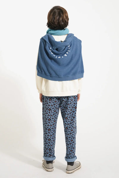Niño vistiendo pantalones azules de pana con animal print y sudadera blanca de Piypiuchick- vista trasera.
