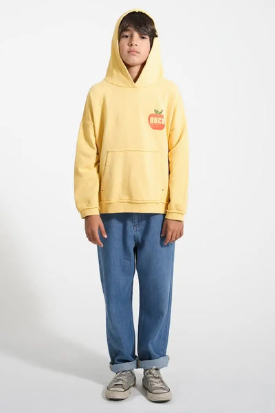 Niño con vaqueros azules unisex y sudadera amarilla con capucha de la colección de otoño de Piupiuchick.