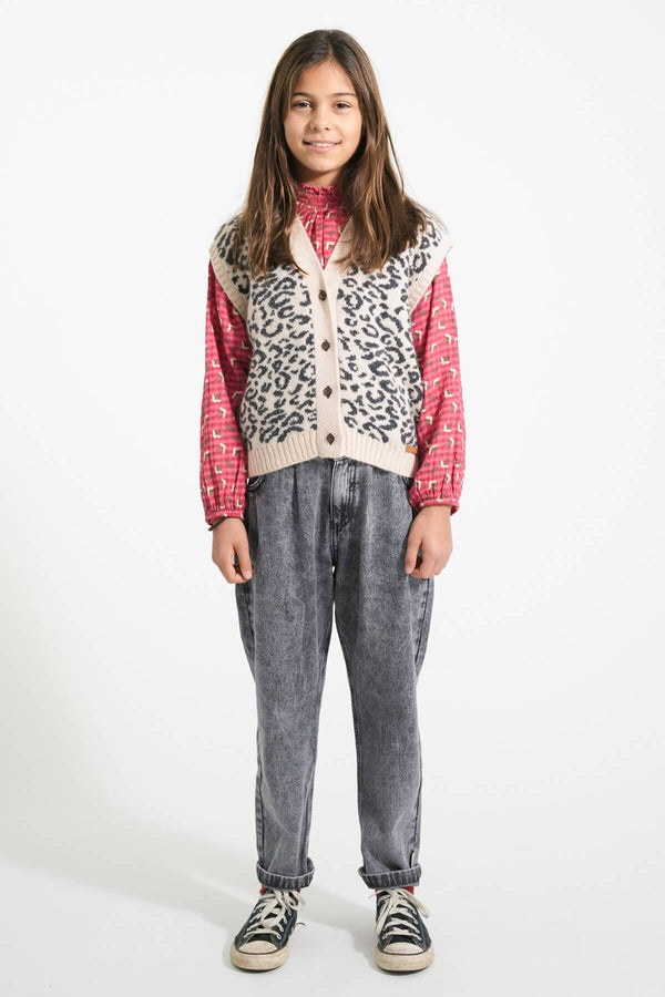 Niña con pantalones mom fit, blusa rosa de flores y chaleco animal print de Piupiuchick aw25 I´m with the band.