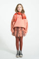 Niña con falda rosa de rayas y sudadera rosa con texto "hey Jude" en la parte delantera, Piupiuchick