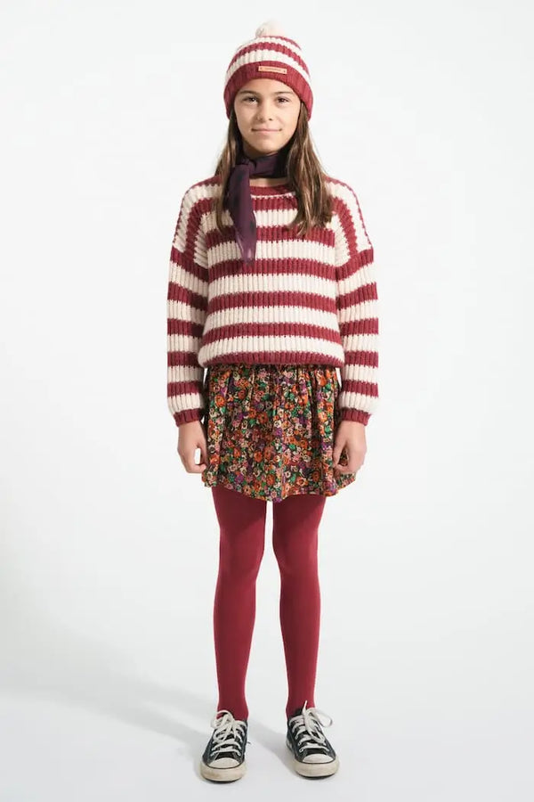 Niña con falda corta de flores, jersey de rayas y gorro crudo de rayas Piupiuchick aw25
