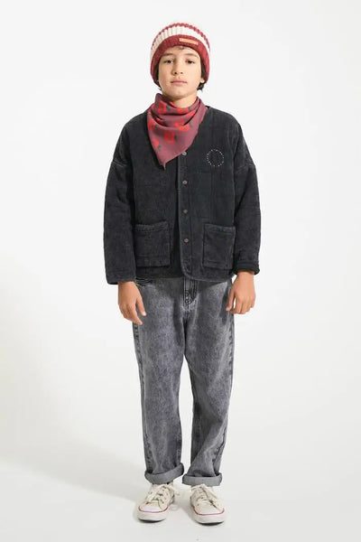 Niño con vaqueros unisex negros, chaqueta negra y gorro de rayas crudas y burdeos de Piupiuchick.