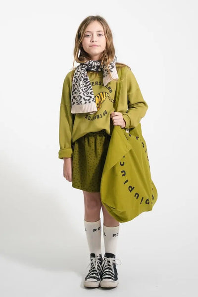 Niña con falda corta caqui y sudadera caqui de Piupiuchick.