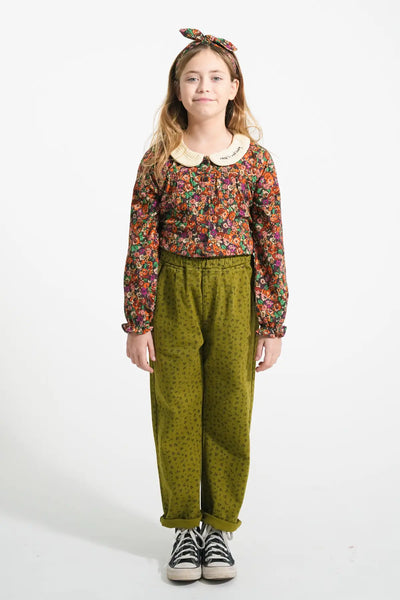 Niña vestida con prendas de Piupiuchick colección  otoño