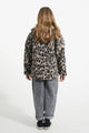 Niña con vaqueros unisex de color gris y chaqueta de animal print de Piupiuchick.