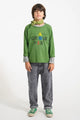 Niño con vaqueros unisex negros y camiseta verde oscura "Groupie" de Piupiuchick.