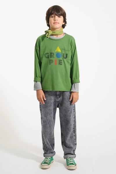 Niño con vaqueros unisex negros y camiseta verde oscura "Groupie" de Piupiuchick.