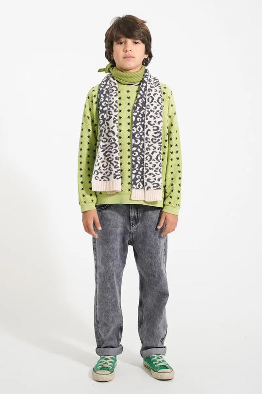 Niño vistiendo sudadera Piupiuchick verde de felpa con estampado de estrellas negras, puños acanalados y algodón orgánico - parte delantera