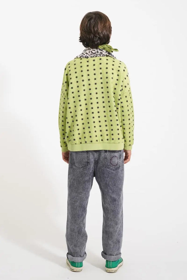 Niño vistiendo sudadera Piupiuchick verde de felpa con estampado de estrellas negras, puños acanalados y algodón orgánico - parte trasera 