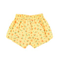Vista atras de shorts amarillos con estampado de flores