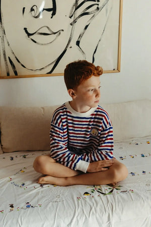 Niño con sudadera de rayas blancas y azules de Weekend House Kids